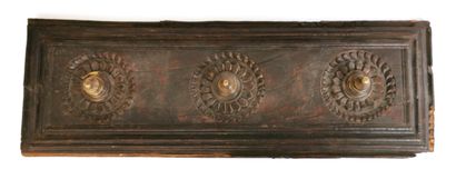 null *INDE, XIXe siècle 

Patère à trois boutons en bois mouluré et bronze

L. 67...