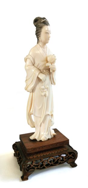 null *Chine, 1920

Statuette en ivoire sculpté figurant une dame de cour tenant une...
