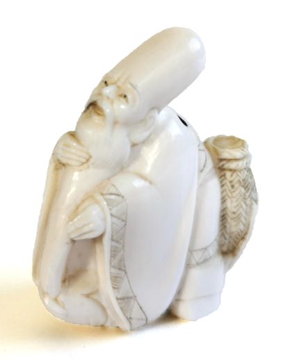 null *Japan, 1890

Carved ivory Netsuke with an old man straddling a carp

H. 4,7...