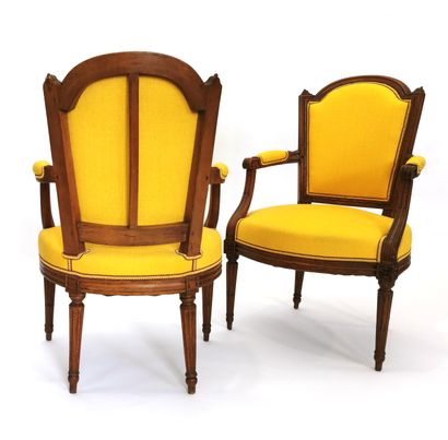 null *Suite of three armchairs with cabriolet backs in moulded and sculpted beech...