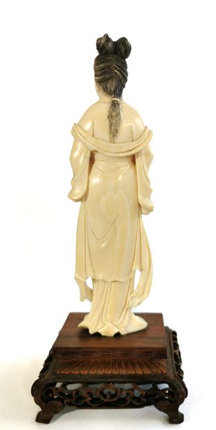 null *Chine, 1920

Statuette en ivoire sculpté figurant une dame de cour tenant une...