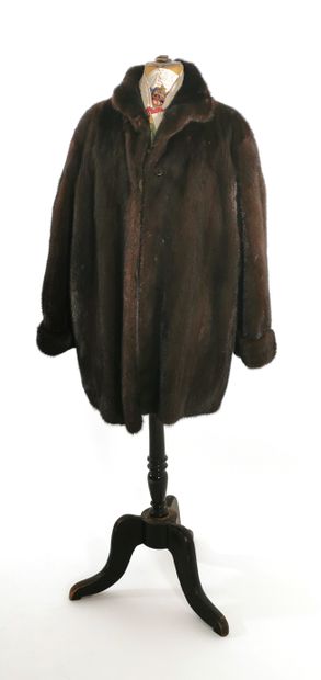null SPRUNG FRERES Paris

Dark brown mink fur coat, sleeves with lapels

Button closure...
