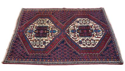 null Fin tapis Afchar – Iran, milieu XXe siècle

Dimensions : 194 x 134 cm

Caractéristiques...