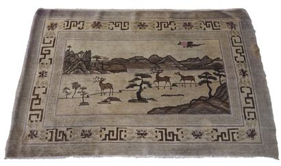 null Ancien et original tapis Chine Pékin, fin XIXe – début XXe siècle 

Dimensions...