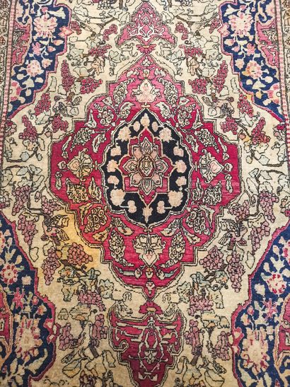 null Exceptionnel et assez rare tapis Ispahan – Iran, vers 1920

Dimensions : 235...