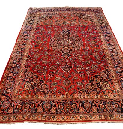 null Important tapis kachan – Iran, vers 1975

Dimensions : 330 x 215 cm

Caractéristiques...