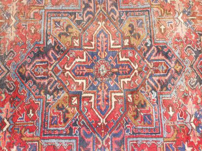 null Large Heriz Yoravan carpet - Iran, mid 20th century

Dimensions: 290 x 215 cm

Technical...