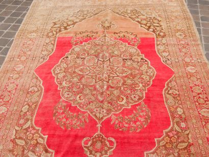 null Grand et fin Tapis ancien Tabriz, Atelier de Maître Djaffer – Perse, fin XIXe...