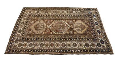 null Ancien et fin tapis Chirvan – Caucase, début XXe siècle

Dimensions : 160 x...