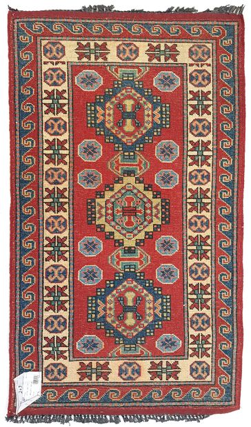 null Tapis Kazak (Caucase du sud), vers 1985

Dimensions : 105 x 61 cm

Caractéristiques...