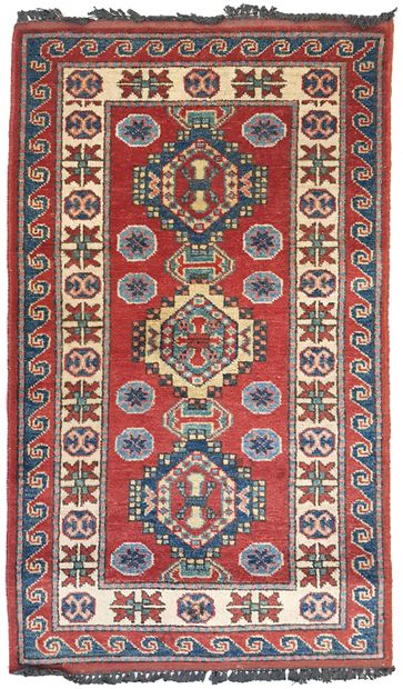 null Tapis Kazak (Caucase du sud), vers 1985

Dimensions : 105 x 61 cm

Caractéristiques...