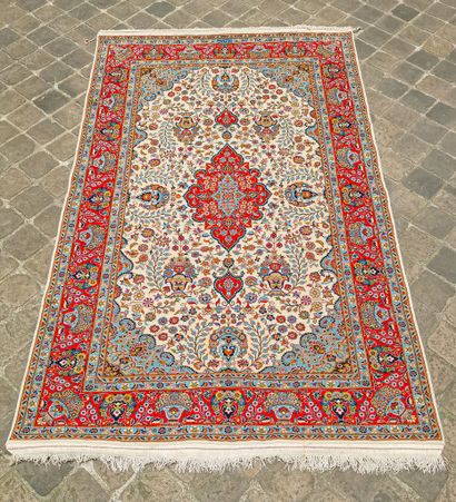 null 
Fine Keshan kork carpet signed in cartouche - Iran, circa 1970 




Size :...