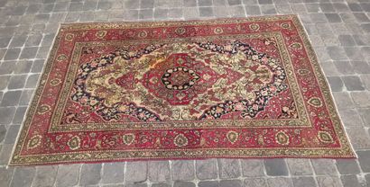 null Exceptionnel et assez rare tapis Ispahan – Iran, vers 1920

Dimensions : 235...