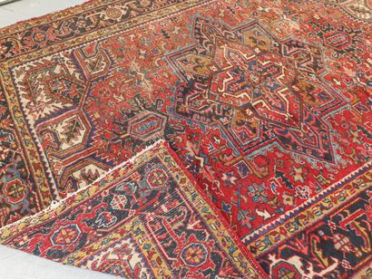 null Grand tapis Heriz Yoravan – Iran, milieu XXe siècle

Dimensions : 290 x 215...