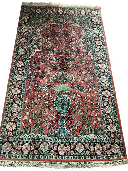 null Silk Cashmere Carpet - India, circa 1980

Dimensions: 153 x 91 cm

Technical...