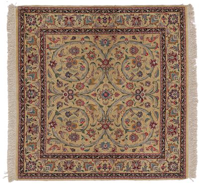 null Fin et rare tapis carré Tabriz – Iran, vers 1965 

Dimensions : 140 x 140 cm

Caractéristiques...