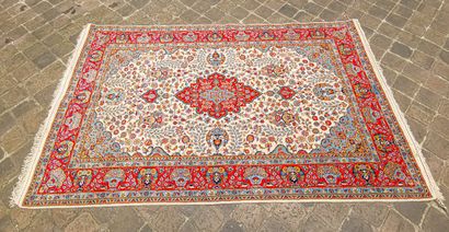 null 
Fine Keshan kork carpet signed in cartouche - Iran, circa 1970 




Size :...