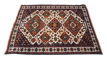null Fin tapis Yalameh – Iran, vers 1975/1980

Dimensions : 155 x 125 cm 

Caractéristiques...