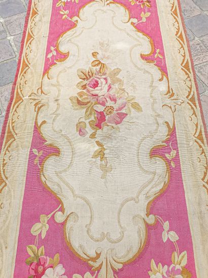 null Aubusson Carpet - France, Napoleon III period

Dimensions: 203 x 090 cm

Technical...