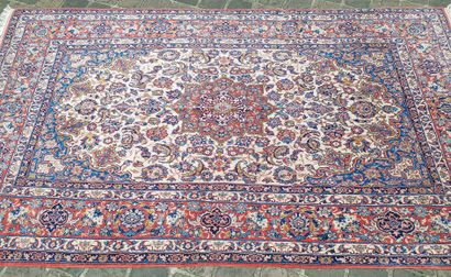 null Fin tapis Isfahan laine Kork - Iran, milieu du XXe siècle

Dimensions : 245...