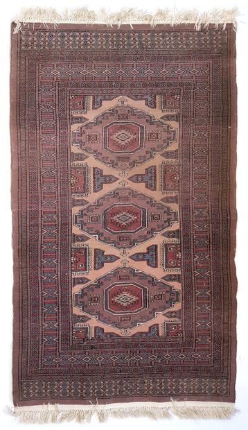 null Carpet Pakistan decor Bukhara around 1975 

Dimensions: 161 x 96 cm

Technical...
