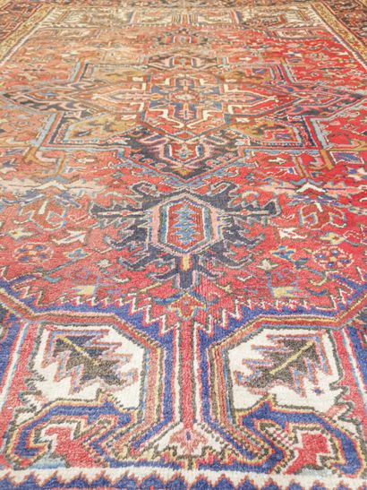 null Grand tapis Heriz Yoravan – Iran, milieu XXe siècle

Dimensions : 290 x 215...