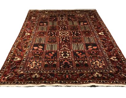 null Grand Carpet Baktiar djahad - Iran, circa 1980

Dimensions: 320 x 220 cm

Technical...