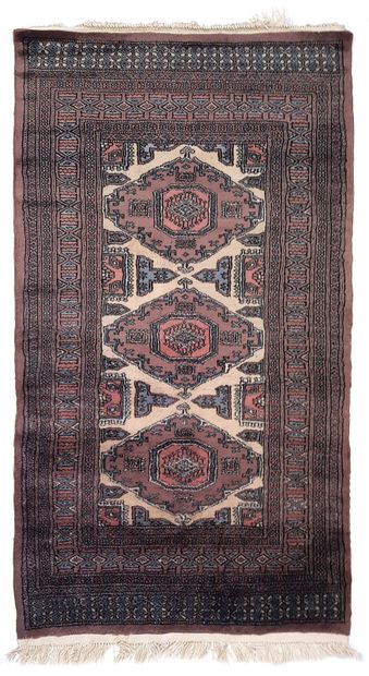 null Carpet Pakistan decor Bukhara around 1975 

Dimensions: 161 x 96 cm

Technical...