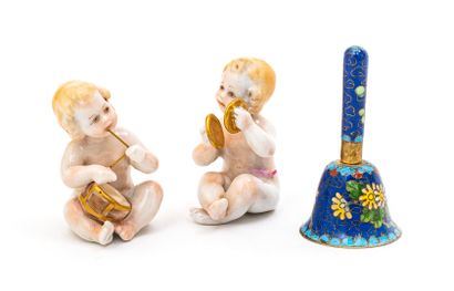 null Cloisonné bell with flower decoration

Two porcelain putti musicians are attached

Height...