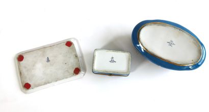 null In the Sèvres taste

A necklace box and a snuffbox and its tray in polychrome...