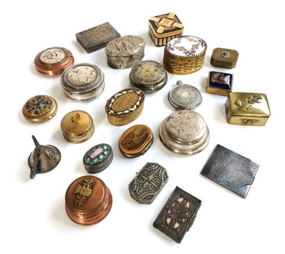 null Sixteen pill boxes of various materials and various decorations

A matchbox,...