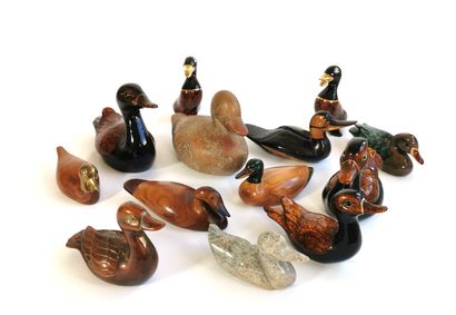 null Collection de canards en bois sculpté, pierre dure, porcelaine ou terre cuite

Treize...