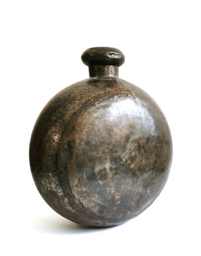 null *INDE, 1920

Elegant brassware gourd

H. 57 cm

Mounted as a lamp, shocks