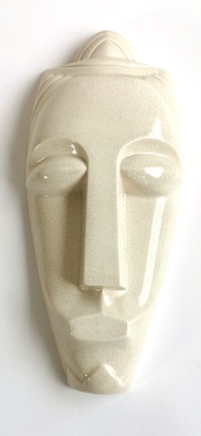 null ART DÉCO

Masque africain en faïence à couverte craquelée

H. 28,5 cm