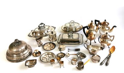 null Vingt-six pièces en métal argenté comprenant plats couverts, cloche, cafetière,...
