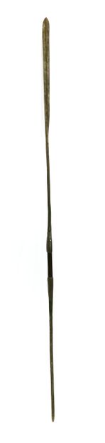 null Lance MASSAÏ en fer battu et bois 

H. 178 cm