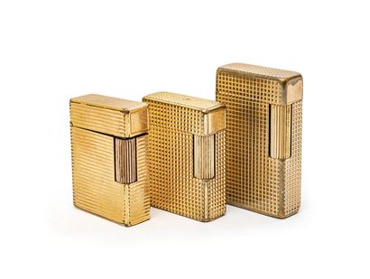 null Three gold-plated DUPONT gas lighters

Height : 5,8 cm and 4,7 cm

Worn