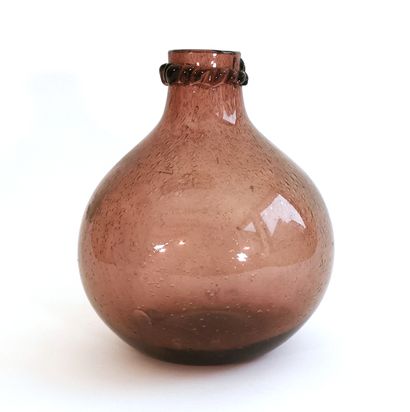 null BIOT

Vase ball out of bubble glass tinted mauve, the neck decorated with a...