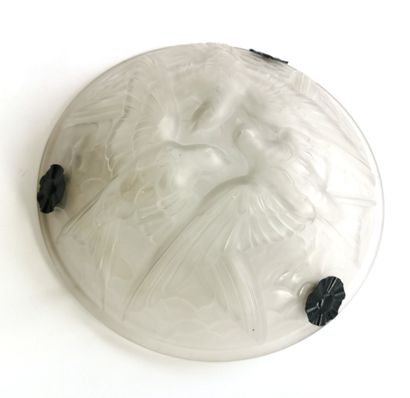 null Vasque en verre moulé pressé à décor d'oiseaux entrelacés

Diam. 35,5 cm