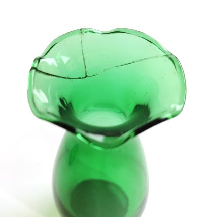 null Suite de treize vases en verre teintés vert 

H. entre 10,5 et 24 cm

L'un accidenté...