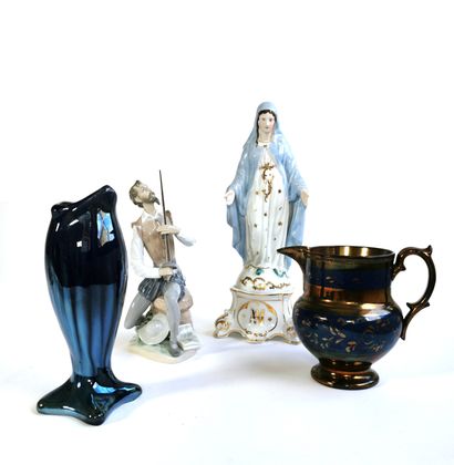 null Ensemble en céramique comprenant deux figurines, un vase irisé et une verseuse

H....