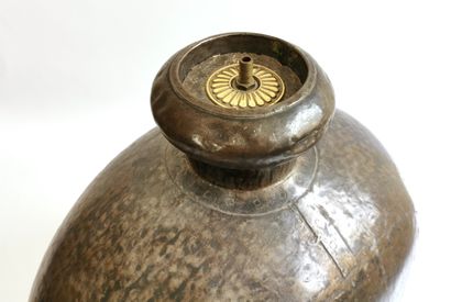 null *INDE, 1920

Elegant brassware gourd

H. 57 cm

Mounted as a lamp, shocks