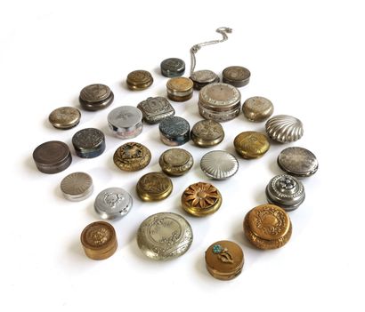 null Thirty pill boxes or inkwells in metal, various decorations

Diameter between...