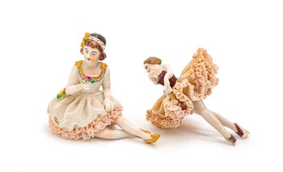 null Figurines en porcelaine polychrome représentant une danseuse et une enfant tenant...