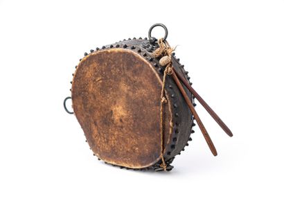 null Chinese opera drum in studded leather with chopsticks

Work of the 20th century

Diameter...