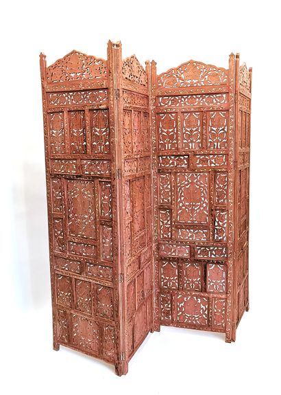 null INDONESIA, four-leaf carved wood screen, salmon lacquered with openwork foliage

H....