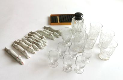 null Divers partie de verrerie comprenant six verres à liqueur en cristal, six gobelets...
