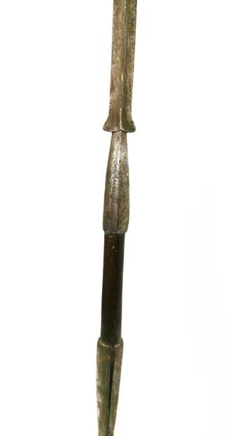 null MASSAI spear in wrought iron and wood 

H. 178 cm