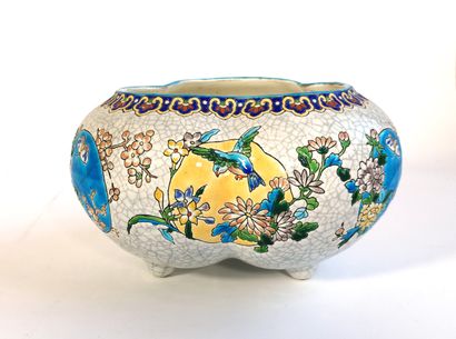 null LONGWY (attributed to)

Curious glazed earthenware jardinière with three bulges...