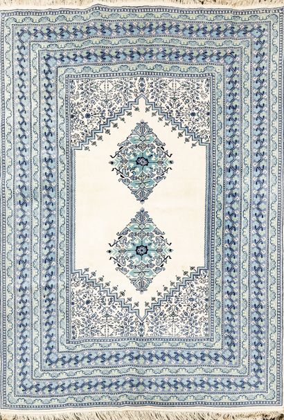 null *Suite de trois tapis Tunisiens

- 299 cm x 202 cm – velours en laine sur fondations...
